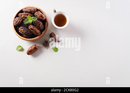 Table top view image of decoration Ramadan Kareem Hintergrund, Datteln Obst und Kaffee. Flacher, laygerer Hintergrund mit Kopierplatz. Stockfoto