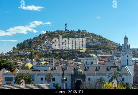 Metropolitan Cathedral Fassade mit dem Panecillo Hügel im Hintergrund und die Jungfrau von Quito auf der Oberseite, Quito, Ecuador. Stockfoto