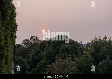 Dunstiger Sonnenuntergang in New York City durch Rauch von den Waldbränden an der Westküste, die am 15. September 2020 in Brooklyn, NY, die Ostküste der USA erreichen. Stockfoto