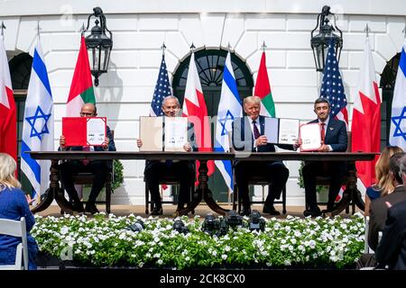 Präsident Donald J. Trump, Außenminister von Bahrain Dr. Abdullatif bin Rashid Al-Zayani, der israelische Premierminister Benjamin Netanjahu und Außenminister der Vereinigten Arabischen Emirate Abdullah bin Zayed Al Nahyanisigns Welle vom Balkon des Blauen Zimmers während der Unterzeichnung der Abraham-Abkommen Dienstag, 15. September 2020, Im Weißen Haus. (USA) Stockfoto