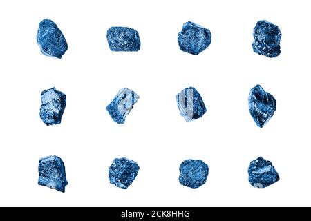 Dunkelblaue Edelsteine Set weißen Hintergrund isoliert Nahaufnahme, rohe Saphir Edelsteinen Sammlung, Gruppe glänzend Quarzsteine, raue Amethyst, Mineralien Stockfoto