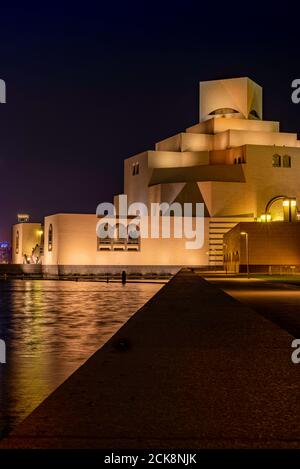 Doha, Katar - 26. August 2020: Moderne arabische Architektur bei Nacht Aufnahme des Museums für Islamische Kunst Gebäude in Doha, Qatar Harbour Bay Stockfoto