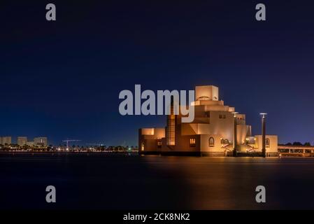 Doha, Katar - 26. August 2020: Nachtaufnahme von Doha, Katar Architektur Wahrzeichen, Museum für Islamische Kunst auf Nacht Skyline Hintergrund gesetzt Stockfoto