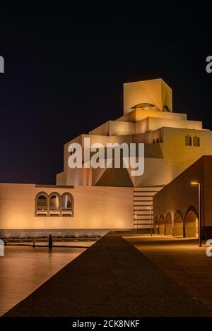 Doha, Katar - 26. August 2020: Museum für Islamische Kunst Nacht Blick in Doha, Katar Hafen, Reflexion der modernen Architektur und der arabischen Kultur und Stockfoto