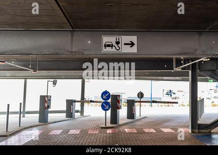 Blick auf den leeren Parkplatz mit einer Ladestation für Elektrofahrzeuge Stockfoto