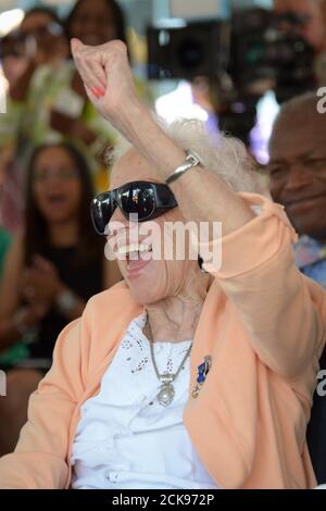 Die ehemalige NASA Langley „Human Computer“-Forschungsmathematikerin Katherine G. Johnson wird für ihre Beiträge bei Amerikas erster Weltraumflugmission im Carousel Park in der Innenstadt von Hampton am 26. August 2016 ausgezeichnet. Während der Zeremonie wünschten die Gäste ihr einen schönen 98. Geburtstag bei der Enthüllung einer historischen Parkbank, die ihr zu Ehren gewidmet war. (USA) Stockfoto