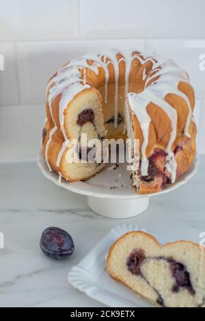 mohn Pflaume Gugelhupf Kuchen Stockfoto