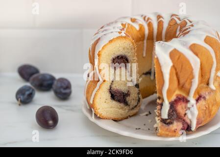 mohn Pflaume Gugelhupf Kuchen Stockfoto