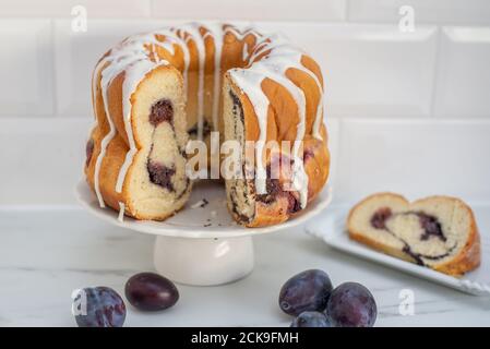 mohn Pflaume Gugelhupf Kuchen Stockfoto