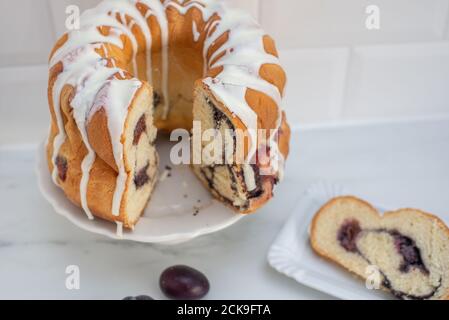 mohn Pflaume Gugelhupf Kuchen Stockfoto