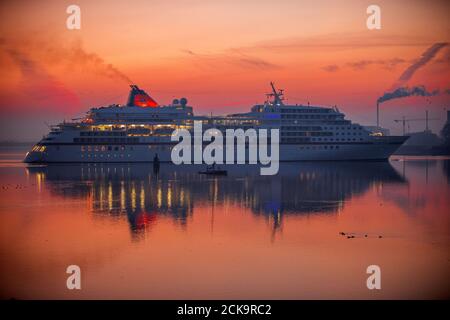 Wismar, Deutschland. September 2020. Der Kreuzfahrtschiff "Europa" fährt am frühen Morgen in den Hafen. Die "Europa" ist das erste Kreuzfahrtschiff dieser Saison, das im Hafen von Wismar andockt. Das vergleichsweise kleine Kreuzfahrtschiff hat fast 100 Passagiere an Bord und ist auf einer Ostseefahrt, wie der Veranstalter Hapag-Lloyd in Hamburg mitteilte. Quelle: Jens Büttner/dpa-Zentralbild/dpa/Alamy Live News Stockfoto