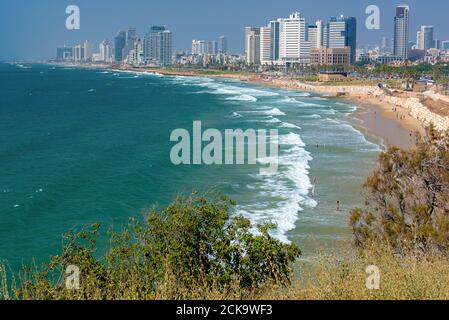 Der Tel Aviv Strand erstreckt sich kilometerweit entlang der gesamten westlichen Rand der Stadt. Stockfoto