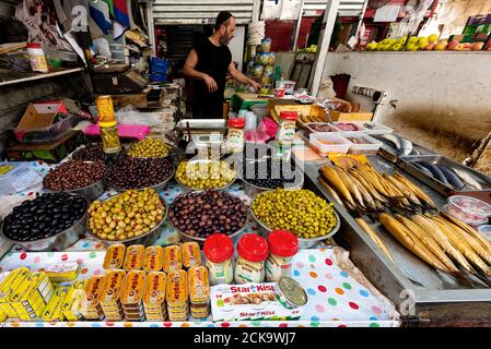 Tel Aviv, Israel - Carmel Market in Tel Aviv, Israel ist ein sehr beliebter Marktplatz in Tel Aviv verkauft vor allem Lebensmittel und Hauszugangstor Stockfoto