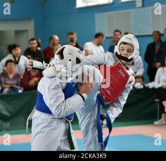 Orenburg, Russland - 19. Oktober 2019: Jungs treten im Taekwondo bei der Orenburg Open Taekwondo Meisterschaft an Stockfoto