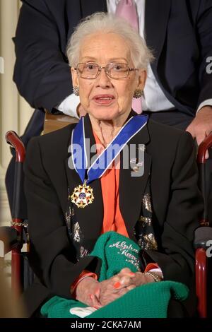 Die ehemalige NASA-Mathematikerin Katherine Johnson wird gesehen, nachdem Präsident Barack Obama ihr am Dienstag, den 24. November 2015, während einer Zeremonie im East Room des Weißen Hauses in Washington die Presidential Medal of Freedom überreicht hat. Bildquelle: NASA/Bill Ingalls Stockfoto