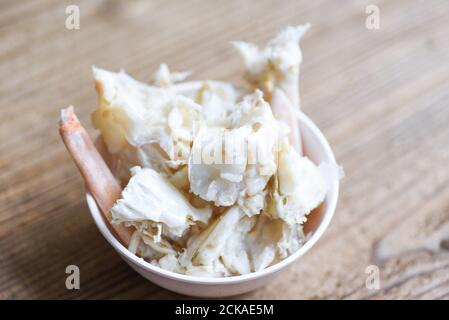 Krabbenfleisch / gekochte frische Krabben auf dem Holztisch, blaue Schwimmkrabben Stockfoto