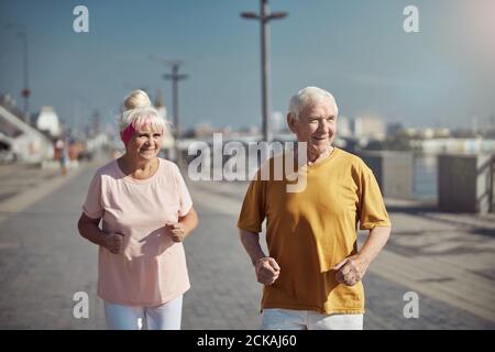 Senior sportlich verheiratetes Paar arbeitet zusammen Stockfoto