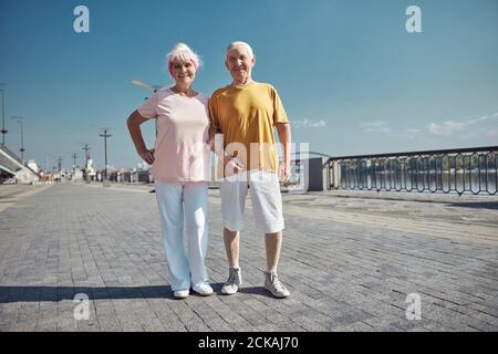 Attraktive ältere Dame und ihr Mann stehen im Freien Stockfoto