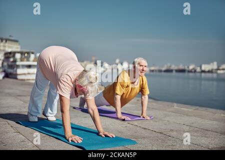 Sportliche Rentner, die am Kai arbeiten Stockfoto
