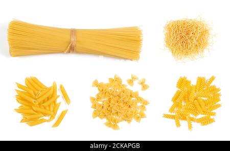 Auswahl an getrockneten Nudeln isoliert auf weißem Hintergrund. Italienisches Essen Konzept und Menüdesign. Draufsicht Stockfoto