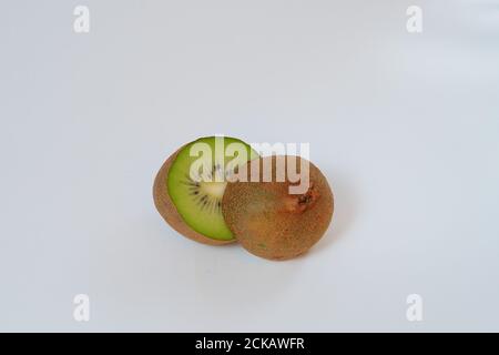 Kiwi. Exotische Früchte. Halbieren. Stockfoto