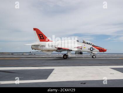 Ein T-45C Goshawk, angeschlossen an Training Air Wing 2, landet auf USS Gerald R. Ford's (CVN 78) Flugdeck während des Flugbetriebs September 13, 2020. Ford ist im Gange im Atlantik Durchführung von Carrier-Qualifikationen. (USA Navy Foto von Mass Communication Specialist 3rd Class Zachary Melvin) Stockfoto