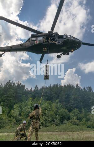 Kosovo Force Regional-Command East Aviation Medizinische Evakuierung Soldaten führen eine medizinische Hebezeug Evakuierung während eines Basic Mountaineering Training Course 24. August 2020 innerhalb der Sar Mountains, Kosovo. Der Kurs bestand aus Soldaten der 2. Infanterie-Brigade 162 Infanterie-Regiment, 41. Infanterie-Brigade Kampfteam, Oregon Army National Guard, 2. Bataillon, 135. General Support Aviation Regiment, Colorado und Tennessee Army National Guard, Die in grundlegenden Bergsteigen Fähigkeiten, die ihre Operationen in strengen Umgebungen verbessern geschult wurden. Während des Kurses erworbene Fähigkeiten werden erhöht Stockfoto