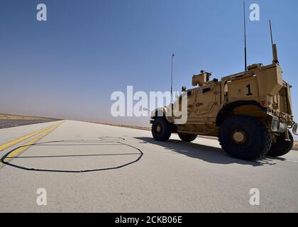 Mitglieder des 378. Expeditionary Civil Engineer Squadron Sprengstoffabschussabschnitts führen ein Trainingsszenario auf der Prince Sultan Air Base, Königreich Saudi-Arabien, 4. September 2020 durch. Dieses Übungsszenario hilft EOD Airmen, sich mit technischen Assistenten zu koordinieren, um nicht explodierte Sprengkörper zu entdecken und den Fluglinienschaden nach einem Angriff zu beurteilen. (USA Luftwaffe Foto von Staff Sgt. Cary Smith) Stockfoto