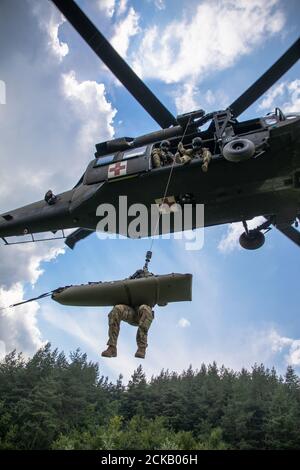 Kosovo Force Regional-Command East Aviation Medizinische Evakuierung Soldaten führen eine medizinische Hebezeug Evakuierung während eines Basic Mountaineering Training Course 24. August 2020 innerhalb der Sar Mountains, Kosovo. Der Kurs bestand aus Soldaten der 2. Infanterie-Brigade 162 Infanterie-Regiment, 41. Infanterie-Brigade Kampfteam, Oregon Army National Guard, 2. Bataillon, 135. General Support Aviation Regiment, Colorado und Tennessee Army National Guard, Die in grundlegenden Bergsteigen Fähigkeiten, die ihre Operationen in strengen Umgebungen verbessern geschult wurden. Während des Kurses erworbene Fähigkeiten werden erhöht Stockfoto