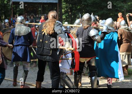 Festival. Knight's Turnier. Menschen in Anzügen und eisernen Schilden. Stockfoto