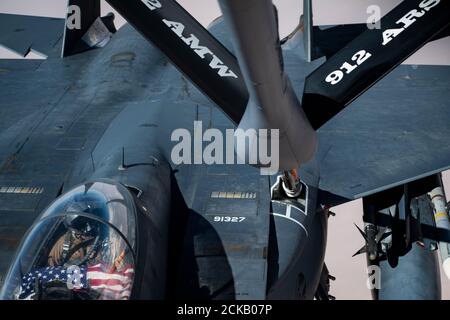 Ein US Air Force F-15E Strike Eagle erhält Treibstoff von einem KC-135 Stratotanker über Südwestasien, 12. September 2020. Der F-15E Strike Eagle ist ein Kämpfer mit zwei Rollen, der für Luft-Luft- und Luft-zu-Boden-Missionen entwickelt wurde und die Haltung der US Air Forces Central demonstriert, um gegen staatliche und nicht-staatliche Akteure zu konkurrieren, abzuschrecken und zu gewinnen. (USA Luftwaffe Foto von Master Sgt. Larry E. Reid Junior) Stockfoto