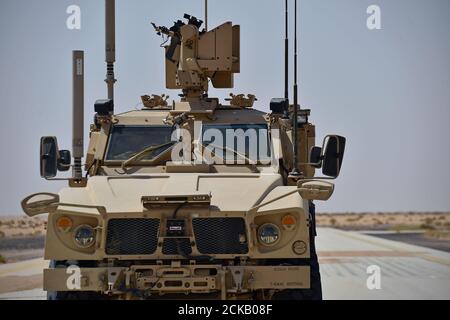 Mitglieder des 378. Expeditionary Civil Engineer Squadron Sprengstoffabschussabschnitts führen ein Trainingsszenario auf der Prince Sultan Air Base, Königreich Saudi-Arabien, 4. September 2020 durch. Dieses Übungsszenario hilft EOD Airmen, sich mit technischen Assistenten zu koordinieren, um nicht explodierte Sprengkörper zu entdecken und den Fluglinienschaden nach einem Angriff zu beurteilen. (USA Luftwaffe Foto von Staff Sgt. Cary Smith) Stockfoto