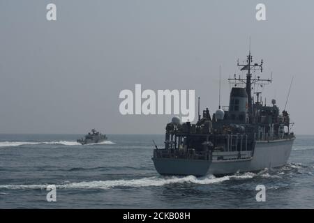 200910-A-FT904-1190 ARABISCHER GOLF (SEPT 10, 2020) die Royal Navy Hunt-Klasse Mine Gegenmaßnahmen Schiff HMS Chiddingfold (M37), rechts, segelt in Formation mit einem Mark VI Patrouillenboot an Commander, Task Force (CTF) 56 während einer bi-lateralen Mine Gegenmaßnahmen Übung zwischen dem Vereinigten Königreich und den USA im Arabischen Golf, September 10. CTF 56 wird im Einsatzgebiet der 5. US-Flotte eingesetzt und führt Minenkriegsoperationen zur Unterstützung von Marineoperationen durch, um die maritime Stabilität in der Zentralregion zu gewährleisten, indem es das Mittelmeer und den Pazifik durch den westlichen Indischen Ozean und drei Stra verbindet Stockfoto