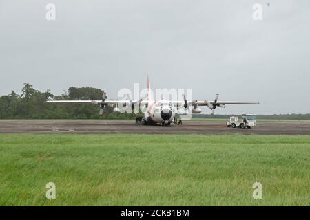 Ein Flugzeug der Küstenwache Clearwater HC-130J sitzt auf dem Asphalt der Küstenwache-Luftstation New Orleans, 15. September 2020. Die Luftbesatzung war gerade angekommen, um zusätzliche Teile und Vorräte sowie ein Fahrzeug zur Unterstützung der Reaktion auf den Hurrikan Sally abzuliefern. (Foto der US-Küstenwache von Petty Officer, 3. Klasse, John Michelli) Stockfoto