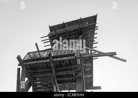 Low-Winkel-Aufnahme eines Metallwachturms auf einem sonnigen Himmel Hintergrund Stockfoto