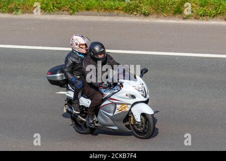 White Suzuki Hayabusa GSX1300R Motorradfahrer; zweirädrigen Transport, Motorräder, Fahrzeug, Straßen, Motorräder, paar Radfahrer motoring in Chorley, Großbritannien Stockfoto