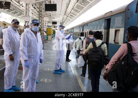 Dehradun, Uttarakhand/Indien - September 10 2020:die Polizei ist am Bahnhof im Einsatz, um die soziale Distanzierung aufrechtzuerhalten. Stockfoto