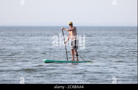 Heacham, Großbritannien. September 2020. Ein sehr heißer Tag am Strand von Heacham, Norfolk, da die Menschen einen ungewöhnlich warmen Herbstwetter genießen. Kredit: Paul Marriott/Alamy Live Nachrichten Stockfoto