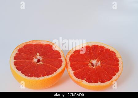 Früchte sind Zitrusfrüchte. Rote Grapefruit in zwei Hälften geschnitten. Stockfoto