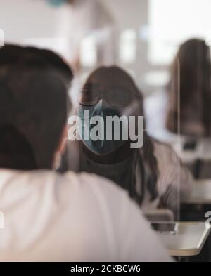 Bukarest, Rumänien - 14. September 2020: Geringe Schärfentiefe (selektiver Fokus) Bild mit der Reflexion eines Gymnasiums in einem Separator, Dur Stockfoto