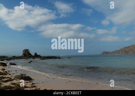 Felsformationen am Strand Mandalika Kuta Strand, Lombok, Indonesien. Blauer Himmel und suuny Tag Stockfoto