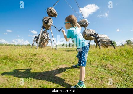 August 2020 - Morschtschinskaja Dorf. Riesige Ameisen auf dem ökologischen Kinderpfad. Russland, Archangelsk Region Stockfoto