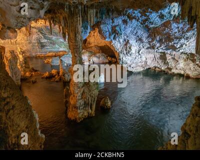 Alghero (Sardegna, Italien) - die Neptun-Grotte ("Grotte di Nettuno" auf italienisch) ist eine Tropfsteinhöhle in der Nähe der Stadt Alghero auf der Insel Sardinien. Stockfoto