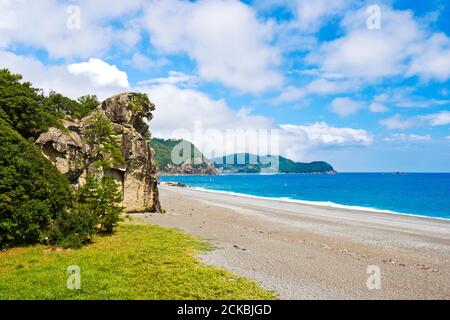 Shishi Rock und Shichirimihama Strand in Kumano, Präfektur Mie, Japan. Stockfoto