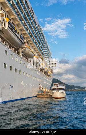 Phuket, Thailand - 29. November 2019: Touristen steigen vom Transportboot zum Kreuzfahrtschiff Costa Fortuna im Hafen der Insel Phuket, S aus Stockfoto