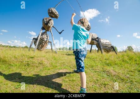 August 2020 - Morschtschinskaja Dorf. Riesige Ameisen auf dem ökologischen Kinderpfad. Russland, Archangelsk Region Stockfoto