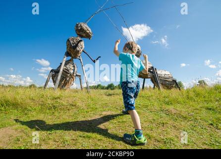 August 2020 - Morschtschinskaja Dorf. Riesige Ameisen auf dem ökologischen Kinderpfad. Russland, Archangelsk Region Stockfoto