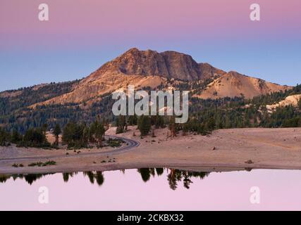 Brokeoff Mtn über Lake Helen bei Sonnenaufgang im Lassen Volcanic National Park, Kalifornien, USA Stockfoto