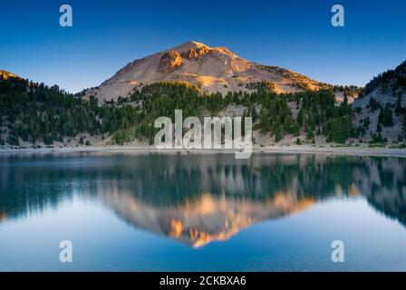 Lassen Peak über Lake Helen bei Sonnenaufgang im Lassen Volcanic National Park, Kalifornien, USA Stockfoto