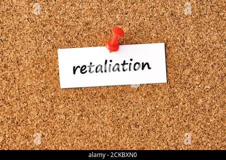 Vergeltung. Wort auf einem Stück Papier oder Notiz geschrieben, Korkbrett Hintergrund. Stockfoto